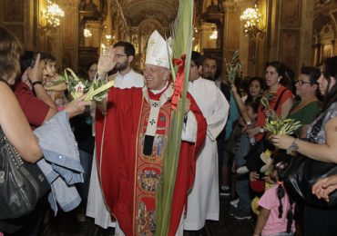 Cardenal Ezzati celebra fiesta de Ramos en la Catedral y juntos a los jóvenes  en el Cerro San Cristóbal