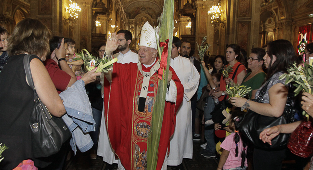 Cardenal Ezzati celebra fiesta de Ramos en la Catedral y juntos a los jóvenes  en el Cerro San Cristóbal