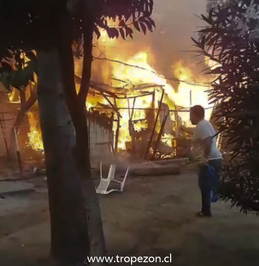 Incendio destruye cuatro departamentos en Cerro Navia