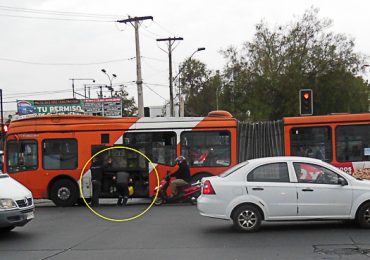 Bus de Transantiago tiene falla mecánica y cierra tres de las cuatro pistas en San Pablo con Teniente Cruz en Pudahuel