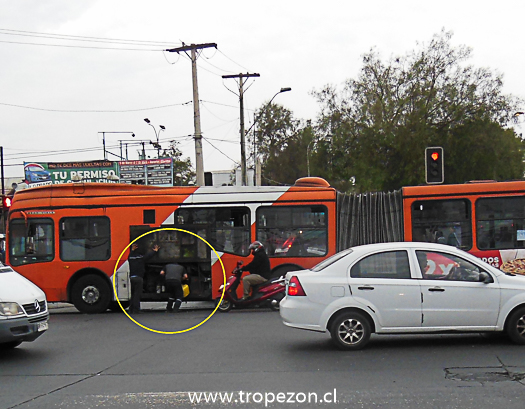 Bus de Transantiago tiene falla mecánica y cierra tres de las cuatro pistas en San Pablo con Teniente Cruz en Pudahuel