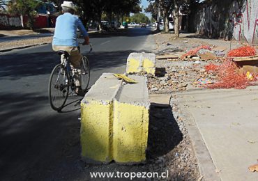 «Bloques de cemento en avenida Teniente Cruz al llegar a JJ. Pérez son un peligro» —dice conductor en Pudahuel