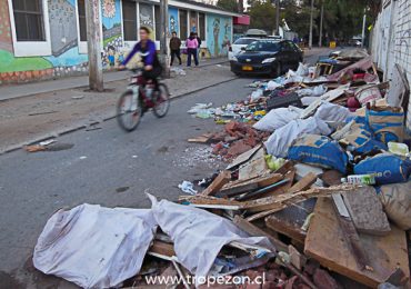 Nuevamente dejan montaña de basura a metros de entrada y salida de jardín infantil en Pudahuel