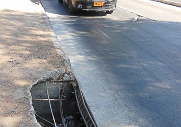 Agujero a un costado de avenida General Bonilla es un peligro para la gente y vehículos en Pudahuel