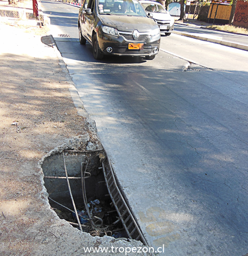 Agujero a un costado de avenida General Bonilla es un peligro para la gente y vehículos en Pudahuel