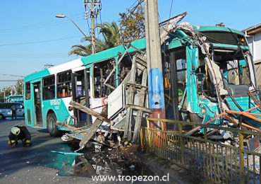 Bus transantiago choca y derriba poste y trasformador del tendido eléctrico en Pudahuel