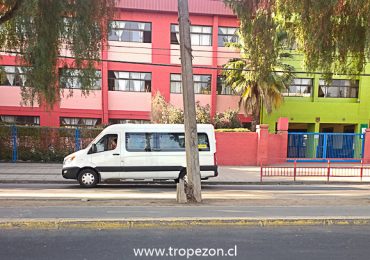 Poste con su base destruida a pocos metros de escuela en Pudahuel