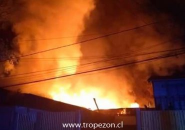 Incendio destruye fábrica de ataúdes en Pudahuel