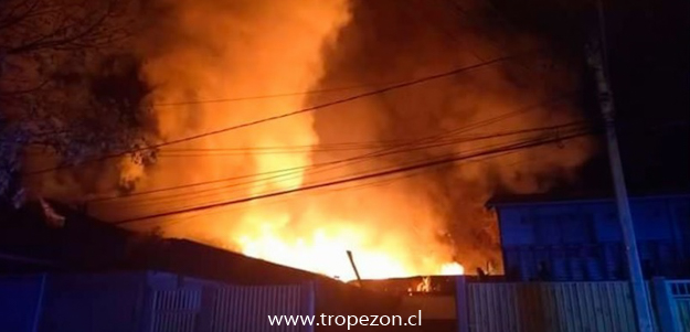Incendio destruye fábrica de ataúdes en Pudahuel