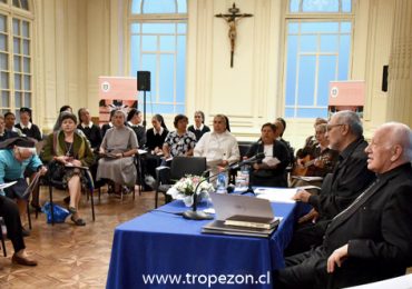 Consagradas se reúnen a dialogar sobre la carta del Papa con el Arzobispo de Santiago