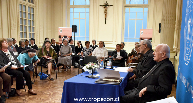 Consagradas se reúnen a dialogar sobre la carta del Papa con el Arzobispo de Santiago