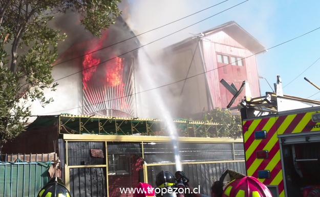 Incendio destruye casas en Cerro Navia