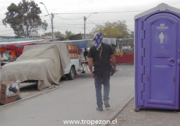 El uso de baños conjunto con hombres incomoda a mujeres en feria libre de Pudahuel Norte