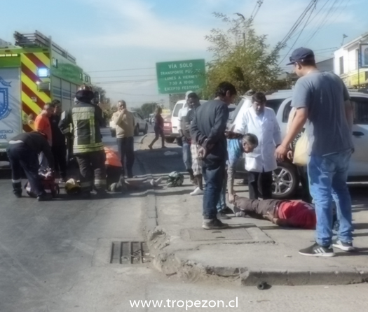 Choque de alta energía, entre automóvil y motocicleta, deja dos heridos en Cerro Navia