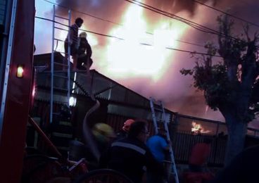 Incendio deja a nueve personas damnificadas entre adultos y niños, en cerro Navia