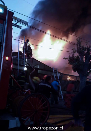 Incendio deja a nueve personas damnificadas entre adultos y niños, en cerro Navia