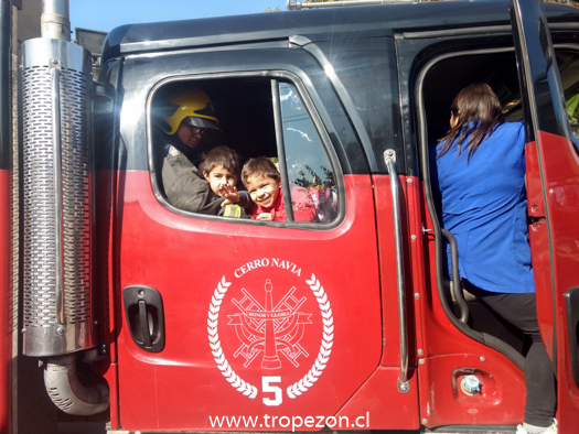 Sorprendidos quedaron menores de jardín infantil con la presencia de bomberos en Pudahuel