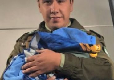 Carabineros de la 26 comisaría de Pudahuel asisten un nacimiento