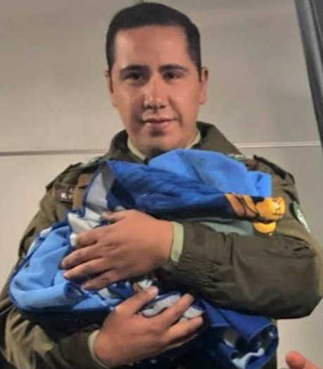 Carabineros de la 26 comisaría de Pudahuel asisten un nacimiento