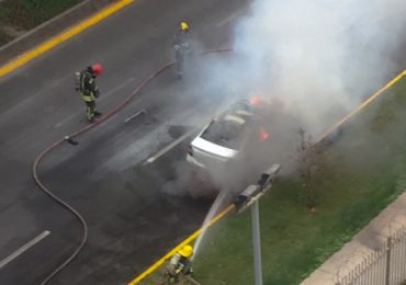 Tras quemarse en la vía pública en Pudahuel, automóvil resulta en pérdida total