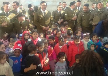 Con el orfeón de carabineros, disfrutaron los más chiquitos del jardín infantil Estrellitas de Barranca, en Pudahuel