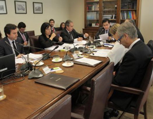 Ante mociones sobre máquinas de azar: Superintendenta enfatiza que su explotación solo puede ocurrir en los casinos de juego