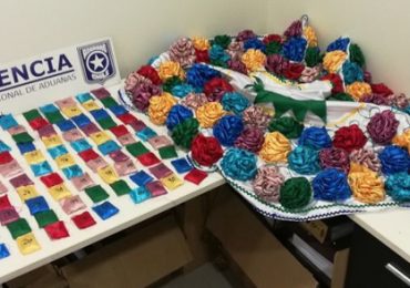 En adornos de vestido folklórico aduana descubre clorhidrato de cocaína, en Pudahuel