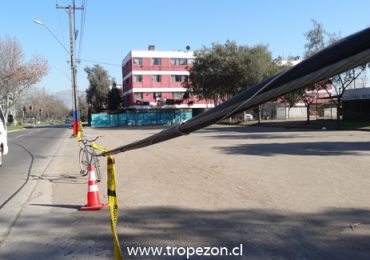 Cable del tendido aéreo está a muy baja altura y es un peligro en Pudahuel