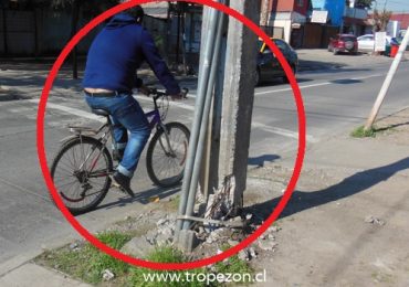 Poste del tendido eléctrico, destruido en su base, es un peligro para peatones y vehículos en Pudahuel