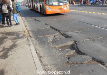 Agujeros en avenida San Pablo, al llegar a teniente Cruz, son un peligro para conductores y peatones en Pudahuel