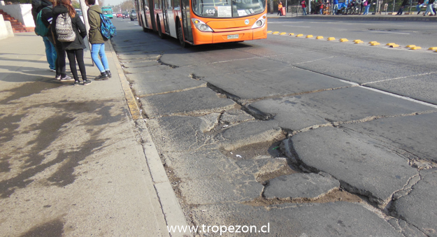 Agujeros en avenida San Pablo, al llegar a teniente Cruz, son un peligro para conductores y peatones en Pudahuel