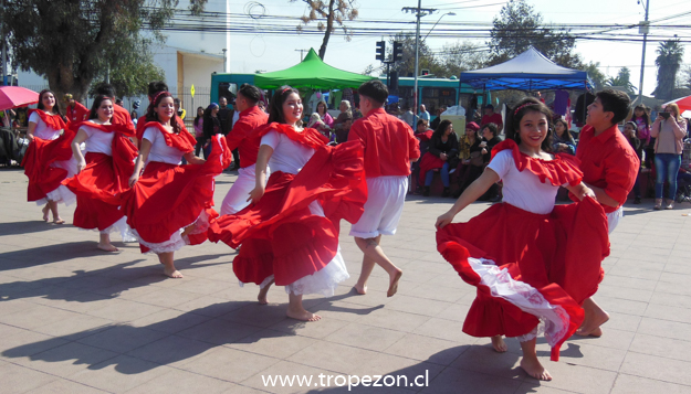Noveno Encuentro Intercomunal del Folclor sigue ganado espacios públicos para la cultura del sector Poniente