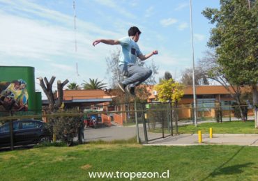 Por medio de equilibrio y piruetas, jóvenes “SLACKERS” Pudahuelinos disfrutan del deporte al aire libre
