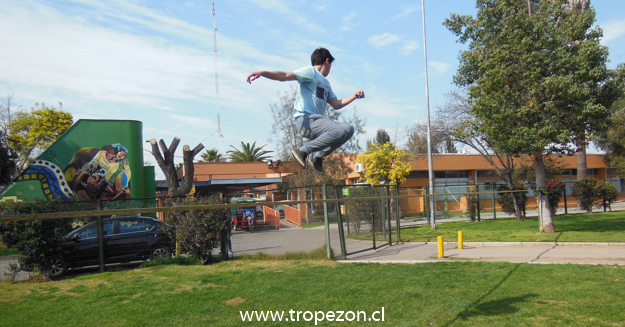 Por medio de equilibrio y piruetas, jóvenes “SLACKERS” Pudahuelinos disfrutan del deporte al aire libre