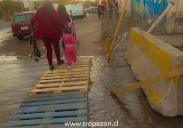 Por rotura de cañería, población en Pudahuel Poniente se queda sin agua potable