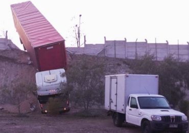 Camión, de alto tonelaje, choca y queda suspendido en el aire, en Pudahuel