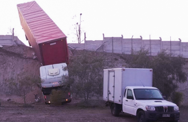 Camión, de alto tonelaje, choca y queda suspendido en el aire, en Pudahuel