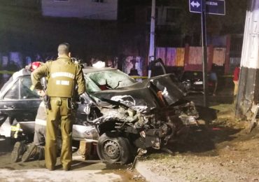 En grave estado está el conductor de automóvil que chocó con poste del tendido eléctrico en Pudahuel