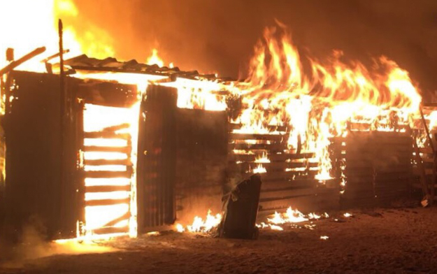Siete caballos mueren en incendio intencional de pesebreras en Cerro Navia
