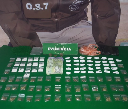 Durante patrullaje preventivo del OS7 detiene a sujetos vendiendo drogas en la vía pública en Pudahuel