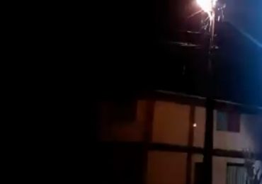 Fuego y explosiones en cables del tendido eléctrico despertaron a vecinos en Cerro Navia