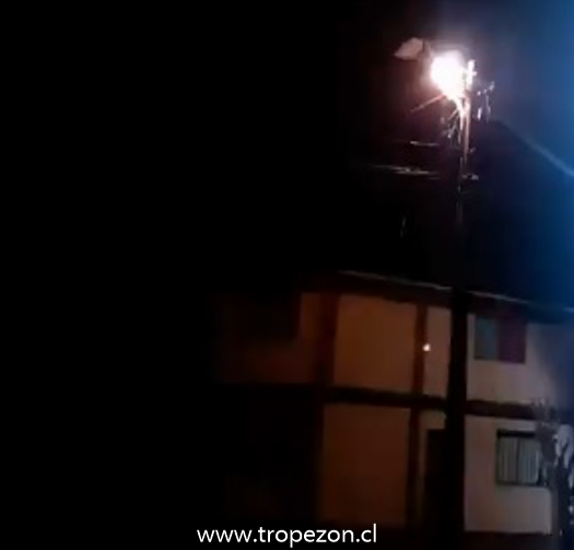Fuego y explosiones en cables del tendido eléctrico despertaron a vecinos en Cerro Navia