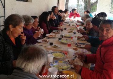 Con un almuerzo para adultos mayores y mendigos se celebra el día nacional de la solidaridad en Pudahuel