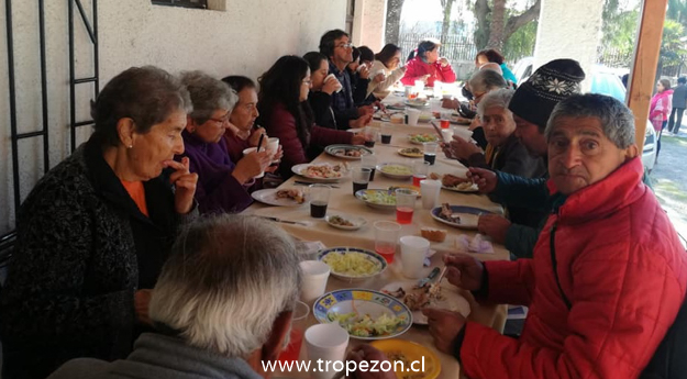 Con un almuerzo para adultos mayores y mendigos se celebra el día nacional de la solidaridad en Pudahuel