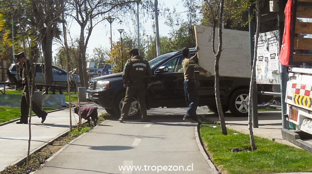 Carabinero multa a conductores por estacionar vehículos en bandejón San Francisco, en Pudahuel