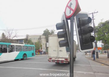 Automóvil choca semáforo y lo derriba en San Pablo con Dagoberto Godoy en Pudahuel