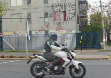 Estropean edificio con rayados en Pudahuel