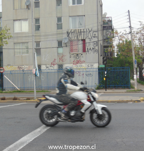 Estropean edificio con rayados en Pudahuel