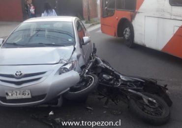Choque de moto con un automóvil deja un herido en Pudahuel