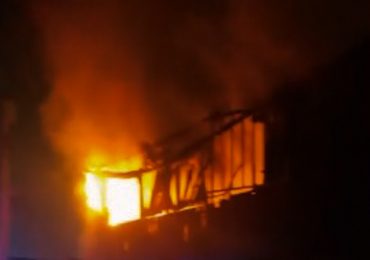 Incendio destruye vivienda de dos pisos en Pudahuel